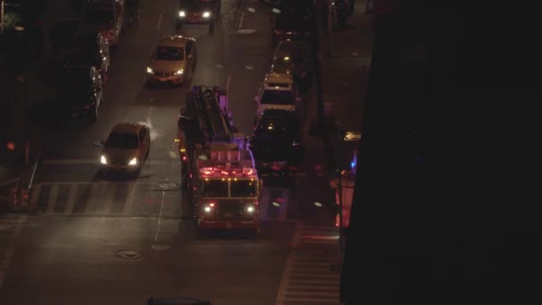 FDNY camión del departamento de bomberos recibiendo llamada de emergencia — Vídeos de Stock