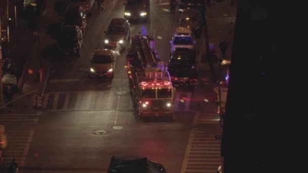 FDNY caminhão de bombeiros recebendo chamada de emergência — Vídeo de Stock