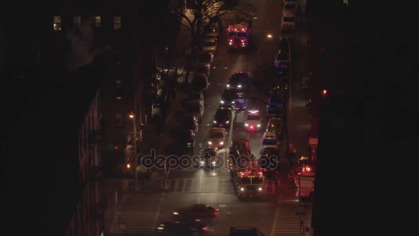 FDNY vigili del fuoco camion ricevendo chiamate di emergenza — Video Stock