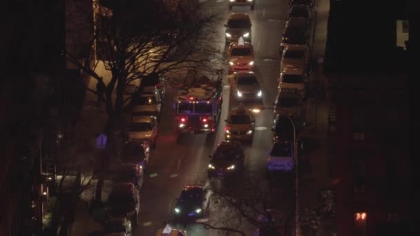 FDNY camión del departamento de bomberos recibiendo llamada de emergencia — Vídeo de stock