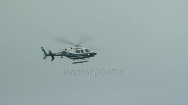 Helicóptero de la policía volando por — Vídeo de stock