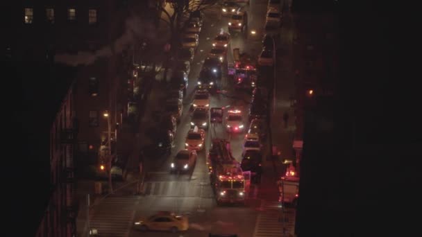 FDNY caminhão de bombeiros recebendo chamada de emergência — Vídeo de Stock