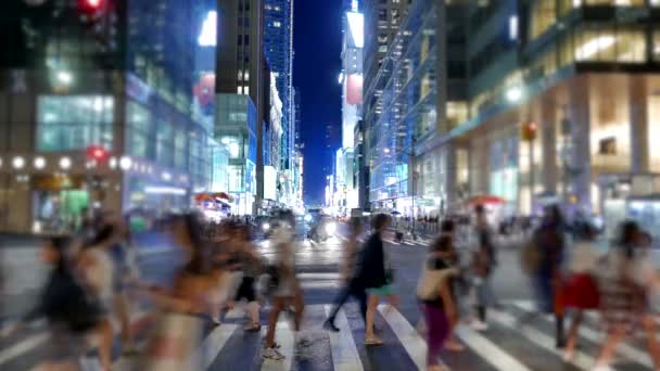 People crossing street — Stock Video