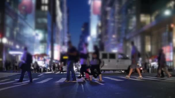 Люди перетині вулиці — стокове відео