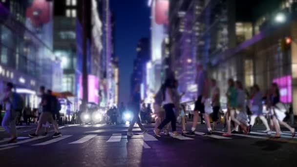 Gente cruzando la calle — Vídeo de stock
