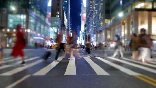 People crossing street — Stock Video