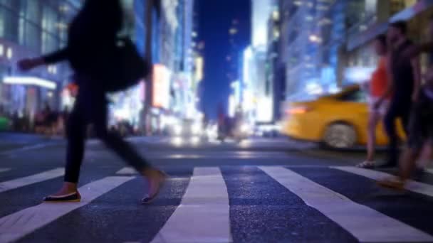 Gente cruzando la calle — Vídeo de stock