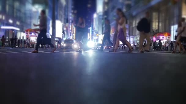 People crossing street — Stock Video