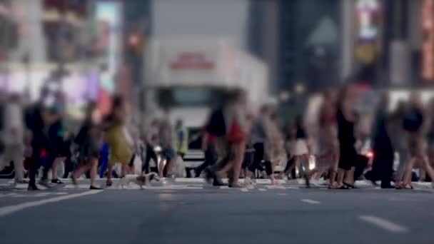 Persone che attraversano la strada in città — Video Stock