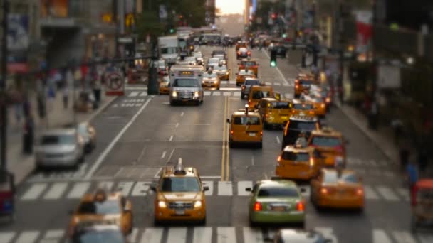 Traffic commuting through New York city. — Stock Video