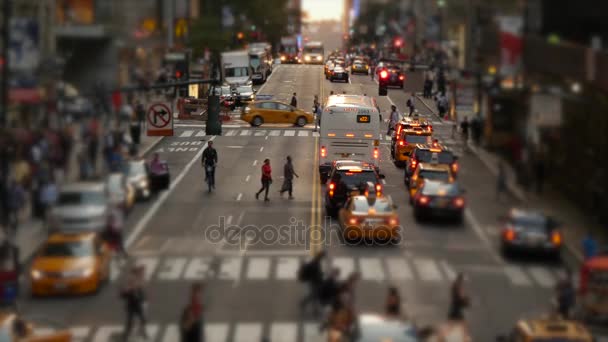 Verkehr pendelt durch New York City. — Stockvideo