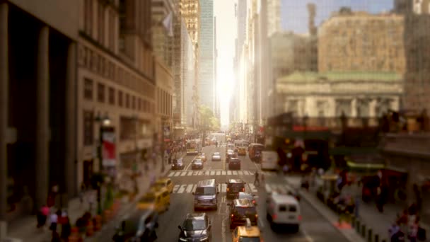 Traffic commuting through New York city. — Stock Video