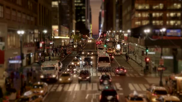 Verkeer woon-werkverkeer door New York stad. — Stockvideo