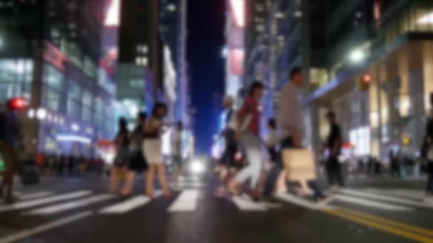 Люди перетині вулиці — стокове відео