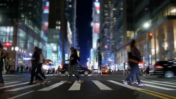 Pessoas cruzando rua — Vídeo de Stock
