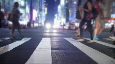 İnsanlar karşıdan karşıya geçiyor 