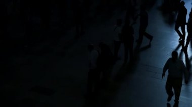 İnsanlar meşgul sokakta yürürken.