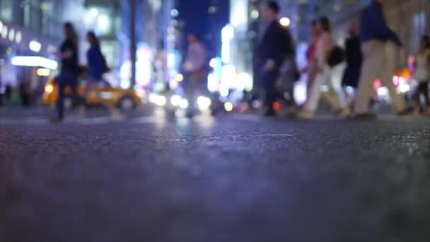 Menschen überqueren Straße — Stockvideo