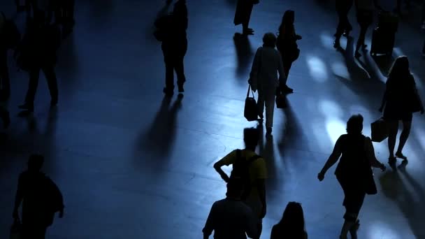 Multitud de viajeros caminando — Vídeo de stock