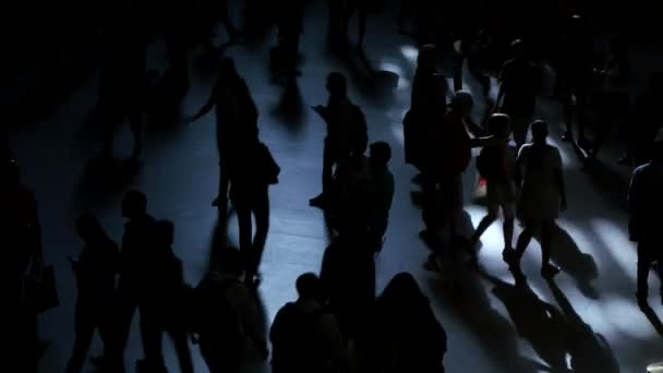 Gente caminando por la calle ocupada . — Vídeos de Stock