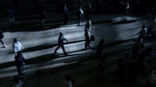 Menschen gehen auf belebter Straße. — Stockvideo