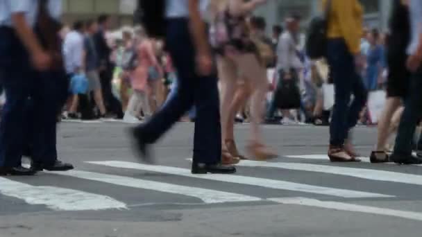 歩行者の背景を歩く — ストック動画