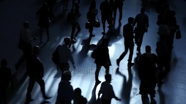 Gente caminando por la calle ocupada . — Vídeos de Stock