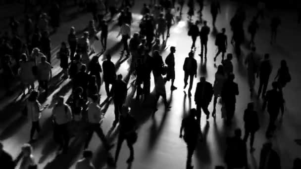 Voetgangers lopen op drukke straat — Stockvideo