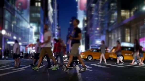 市の人々 交差点の横断歩道. — ストック動画