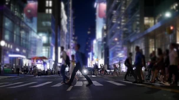 Люди перетинають перехрестя в місті . — стокове відео