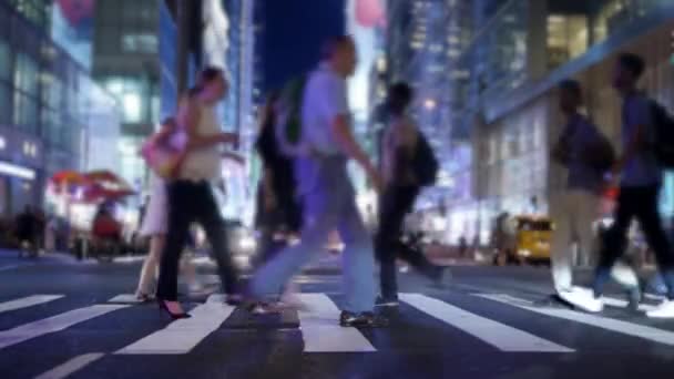 Menschen überqueren Fußgängerüberweg in der Stadt. — Stockvideo