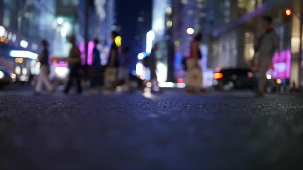 Lidé přes přechod pro chodce v městě. — Stock video