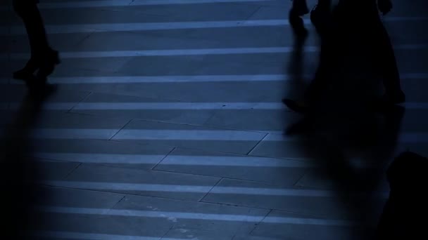 Voetgangers lopen op straat — Stockvideo