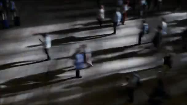 Пешеходы идут по переполненной городской улице — стоковое видео