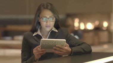 tablet bilgisayar kullanan çekici siyah kadın