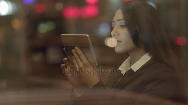 tablet bilgisayar kullanan çekici siyah kadın