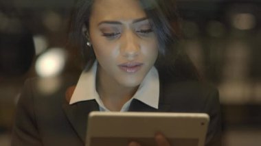tablet bilgisayar kullanan çekici siyah kadın