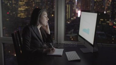 bilgisayarda çalışarak ve cep telefonu üzerinde konuşurken işkadını