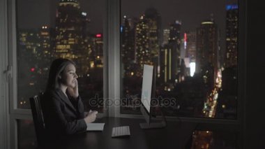 bilgisayarda çalışarak ve cep telefonu üzerinde konuşurken işkadını