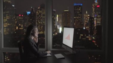 bilgisayarda çalışarak ve cep telefonu üzerinde konuşurken işkadını