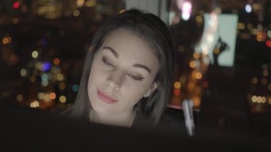 bilgisayarda çalışma gece iş kadını