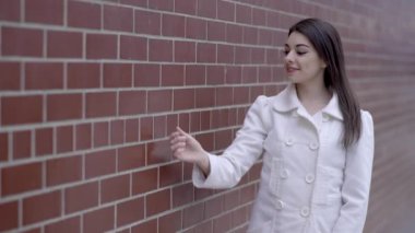 kadının önünde duvar ve bir ürün sunma