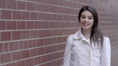 kadının önünde duvar ve bir ürün sunma