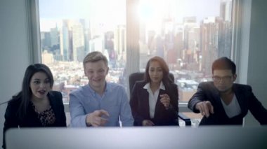 şirket karları ve finansal büyüme hakkında konuşurken profesyoneller