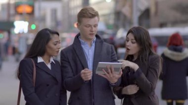 bir tablet bilgisayarda arıyorum, söz ve having fun arkadaşlar