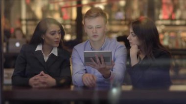 bir tablet bilgisayarda arıyorum, söz ve having fun arkadaşlar