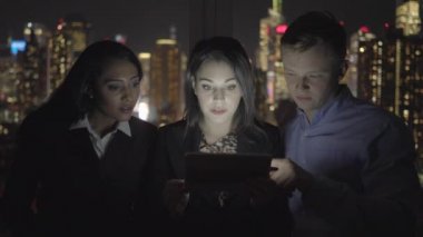 bir tablet bilgisayarda arıyorum, söz ve having fun arkadaşlar