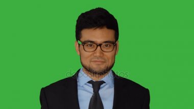 Yeşil zemin üzerine genç Asyalı adam