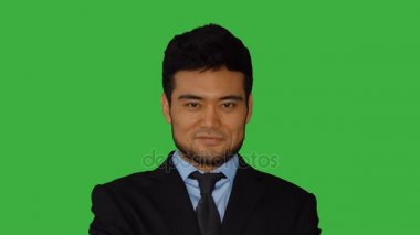 Yeşil zemin üzerine genç Asyalı adam