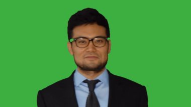 Yeşil zemin üzerine genç Asyalı adam